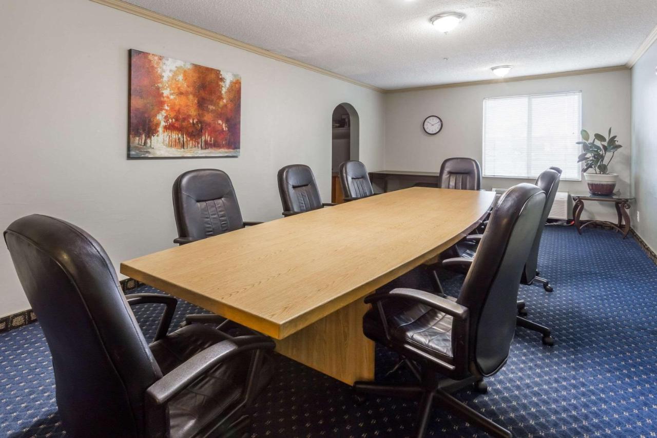 Howard Johnson By Wyndham Vancouver Hotel & Suites Extérieur photo